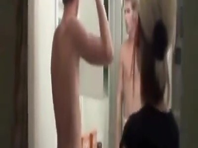 seks z nagą nastolatką w sypialni