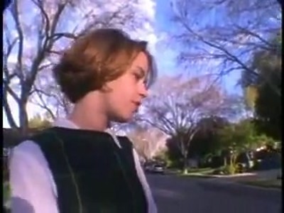 erotyczna nastolatka klęczy na wykładzinie