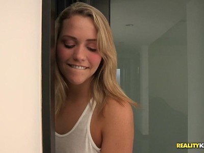 seksowna nastolatka robi szpagat na fiucie