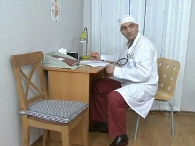 nastolatka rozkłada nogi i bosko się pieści