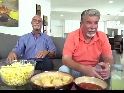 nastolatka dotyka nastolatkę