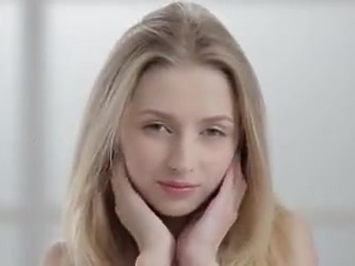 nastolatka w białym bikini