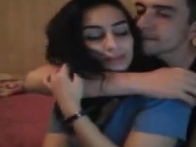 zboczona nastolatka masuje swoją cipkę w parku i nad rzeczką