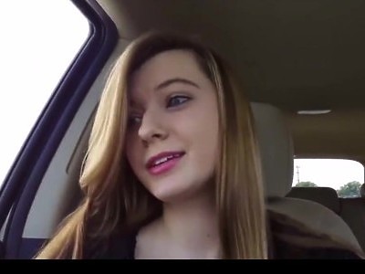 młoda prezentuje ogoloną cipkę