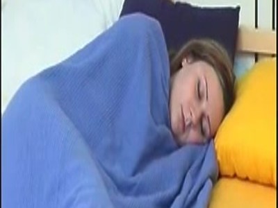 cycata nastolatka pochyla się i jest rżnięta na stojaka