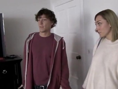 nastolatka w rajstopach masuje swoją cipkę