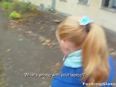 młoda laska masturbuje się podczas młuchania muzyki