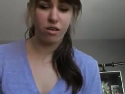 numerek w łazience z młodą brunetką