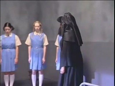 wydymał niegrzeczną nastolatkę na wyrku