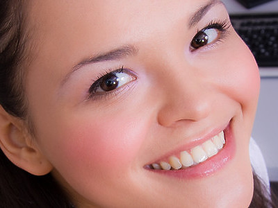 dzika nastolatka potrząsa wielkim dupskiem