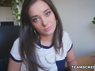 czarnowłosa nastolatka w bieliźnie dobrze ssie kutaska