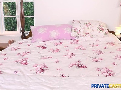 nastolatka fajnie się pieści po piersiach