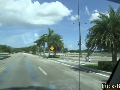 wyrwana z ulicy dziewica udaje grzeczną a potem