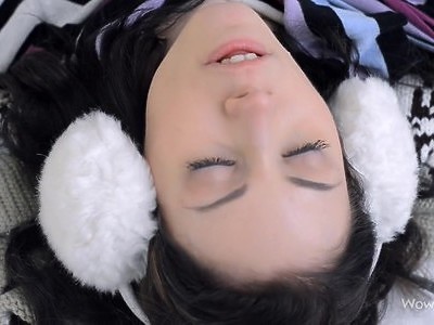 gorąca nastolatka jest porządnie posuwana w salonie