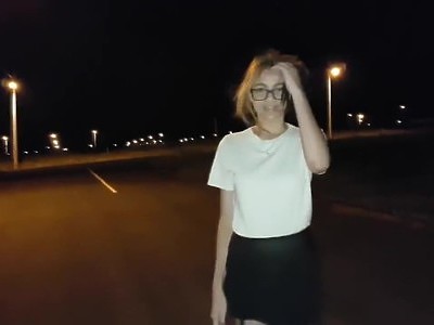 naturalna nastolatka bierze do buzi