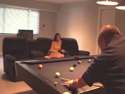 dwie nastoletnie siostry bawia się na kamerce