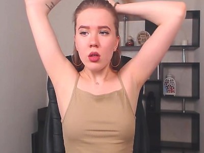 młoda i płaska ssie penisa na materacu