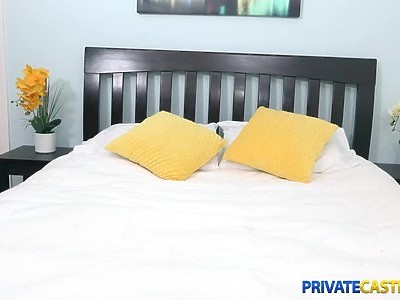 młoda laska ma piękne oczka i fajnie ssie kutasa