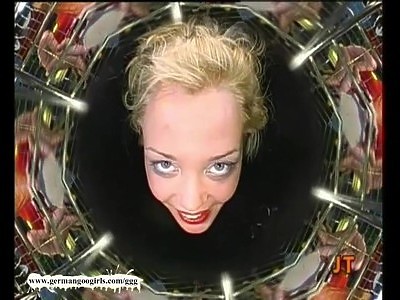 młoda podskakuje na fiucie starego faceta