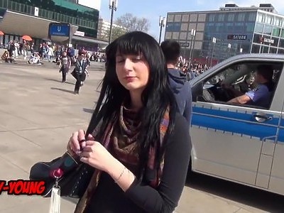 piękna seksowna nastolatka masturbuje swoją dziewiczą mokrą cipkę