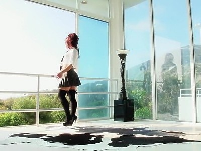 uczennica z polski podskakuje na pałce