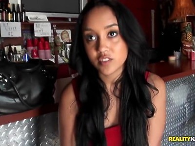 seks z młodą i wytatuowaną brunetką