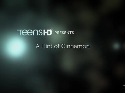 nastolatka z tatuażami prezentuje biust i dupsko