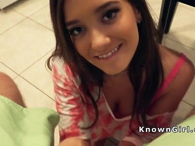 młoda nastolatka lubi opalonych kolesi