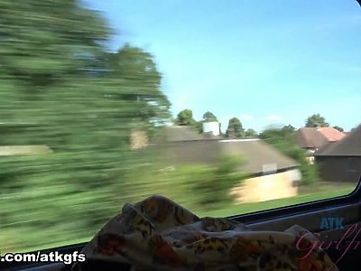 nastolatka zabiera się za długiego i sterczącego penisa