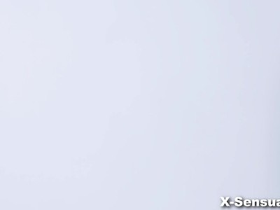 nastolatka w lateksie zabawia się sztucznym jebadłem