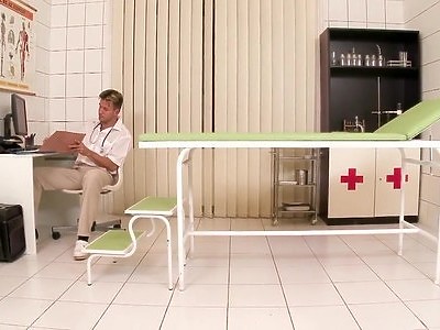 śliczna nastolatka puszcza się ze starym dziadem