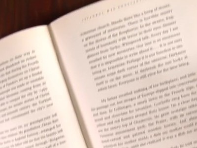 ruda krągła nastolatka zabiera się za kutasa