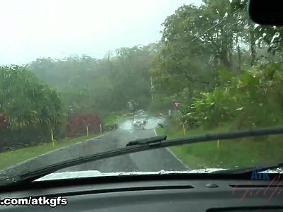 nastolatka bierze prysznic i goli sobie nogi