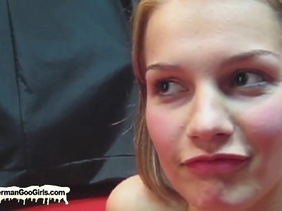 czarnowłosa uczennica ssie penisa