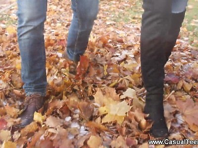 seksowna nastolatka ujeżdża duża pałę łysego gościa