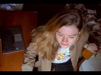 ruda nastolatka masturbuje się podczas kąpieli