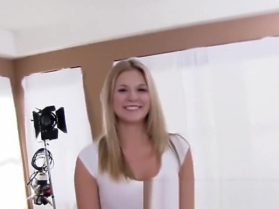 rucha młodą laseczkę w toalecie