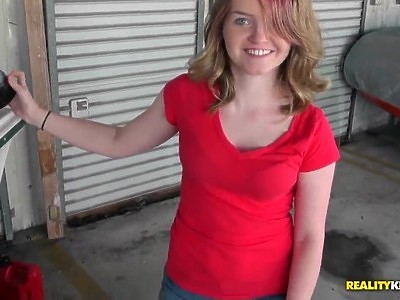 na kanapie z dobrą nastolatką