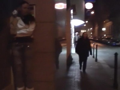 nastolatka ujeżdża go na skórzanej kanapie