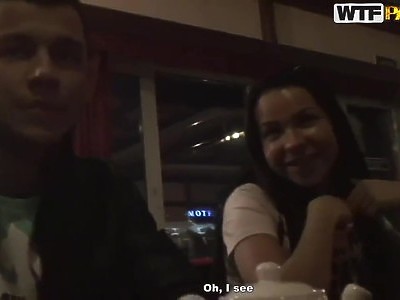 nastolatka z ogromnym biustem bierze do buzi