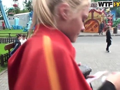 super nastolatka kuca i ciągnie dwa penisy