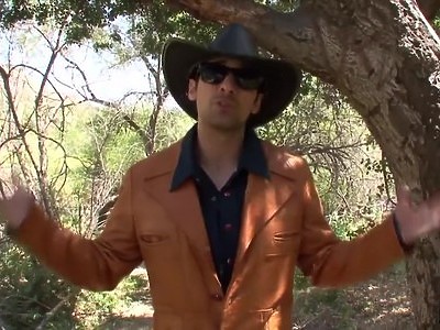 nastolatka w czarnych kozaczkach