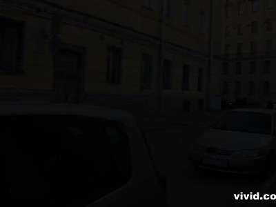 szalona nastolatka wypina dupsko w bibliotece