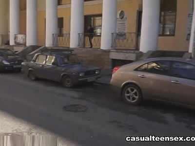 nastolatka w okularach i murzyn