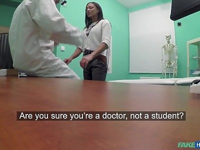 dziadzio i młoda w ogrodzie