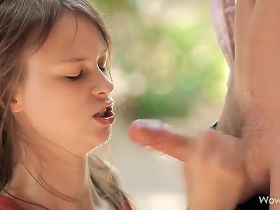 nastolatka w pończochach lubi ruchanie i ssanie penisa