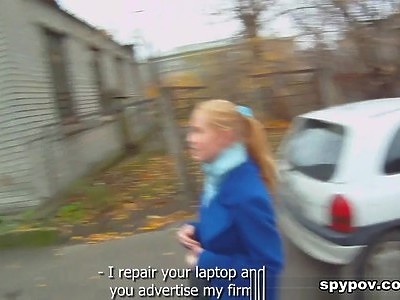 nastolatka pieści dwa niewielkie kutasy