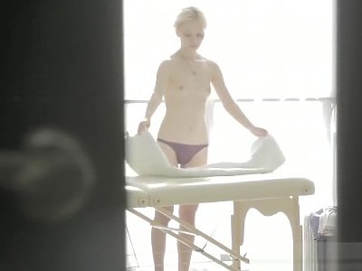 nastolatka ujeżdża ulubione dildo