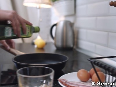 młoda lesbijka liże jej słodkie cycki