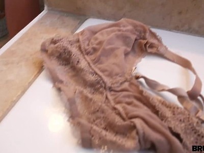 analna nastolatka wypina małą pupkę i jest dobrze rżnięta